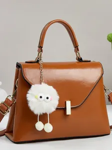 Braune Kunstlederhandtasche mit Tragegriff und niedlichem Plüsch-Cartoon-Anhänger