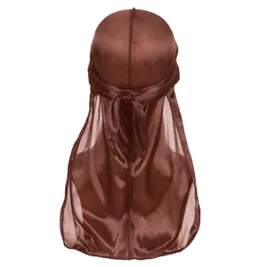 Λεπτομερής πίσω όψη από σοκολατί μεταξένιο durag με λείο σατέν ύφασμα και μακριά ουρά