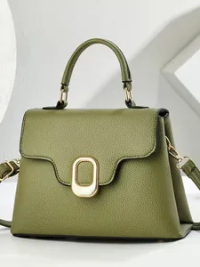 Borsa a mano verde oliva in pelle martellata con fibbia d'oro e manico elegante