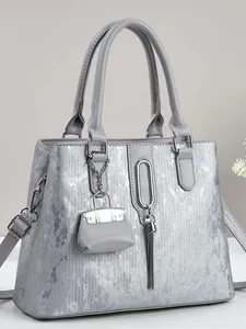 Metalen zilveren shopper met dubbele handgrepen, franjes en een mini tas-hanger