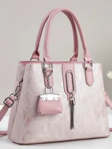 Roze getextureerde draagtas met dubbele handvatten en decoratieve kwastjeshanger