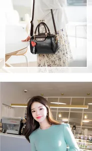 Detalle de bolso negro con relieve de cocodrilo y logotipo de la marca en dorado