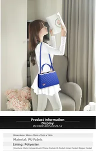 Détail du sac à main matelassé bleu royal avec nœud doré et spécifications de taille