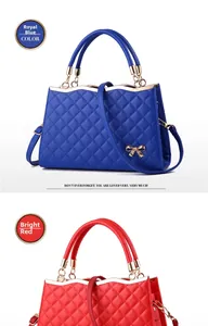 Détail de sacs en cuir PU matelassé en bleu roi et rouge vif avec boucle de nœud doré