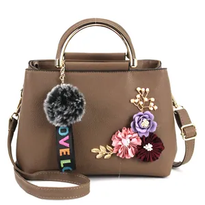 Borsa marrone in pelle sintetica con fiori 3D e ciondolo pompon di peluche