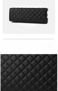 Détail macro de la texture en cuir noir matelassé et structure de base du sac à bandoulière