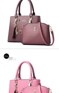 Détail d'un ensemble de sacs en cuir rose avec breloque chat et finitions dorées