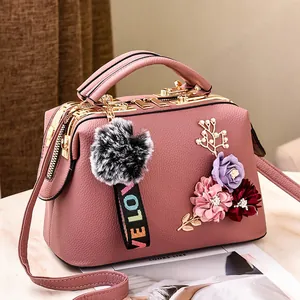 Damen 3D Blumen Dekoration PU Leder Handtasche Eleganter Pompon Anhänger Doktor Umhängetasche Für Tägliche Party Schmuck