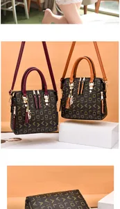 Détails du sac cabas imprimé avec pendentif pompon et vue rapprochée de la base du sac