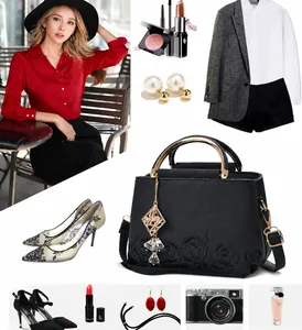 Detalle de bolso negro con bordado de rosa, asa metálica y borla de metal de rombo