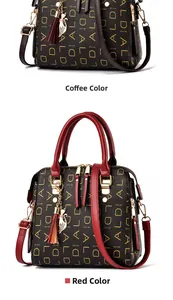 Détail de sacs fourre-tout café et rouge avec imprimé ALDI et breloque chat
