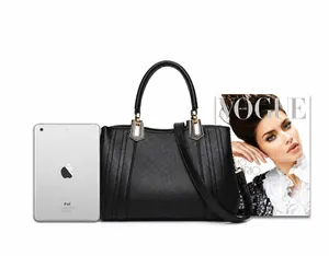 Größenvergleich der klassischen schwarzen Handtasche mit einem iPad für das Büro