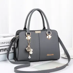Damen Mode PU Leder Handtasche Lychee Narbung Kleine Umhängetasche Mit Hardware Und Künstliche Perlenanhänger Elegante Tote Bag Für Den Alltag