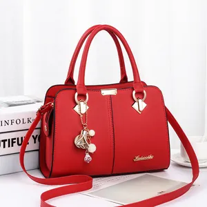 Elegante rote Handtasche aus Kunstleder mit Goldbeschlägen und Perlen-Blumenanhänger