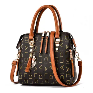 Sac à Main en Cuir PU à Imprimé Lettres pour Femmes Sac Fourre-Tout Grande Capacité Sac à Bandoulière Avec Charme de Chat Gland