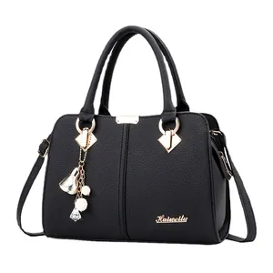 Modische schwarze Handtasche aus PU-Leder mit goldener Hardware und verstellbarem Schultergurt