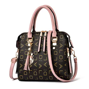Sac fourre-tout marron et rose avec imprimé lettres et pendentif en forme de chat doré