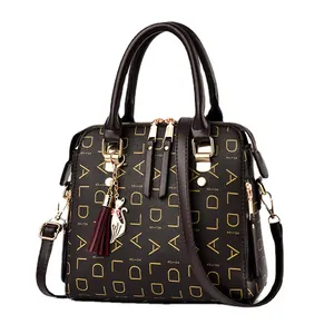 Sac fourre-tout marron foncé avec imprimé lettres, détails dorés et pendentif chaton
