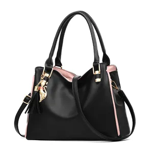 Grand Sac Tote pour Femmes en Cuir PU Contraste de Couleur Texture Litchi Sac à Main Avec Pendentif Chat Or Gland Bandoulière