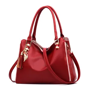 Grand sac cabas rouge pour femme en cuir avec pendentif chat et bandoulière