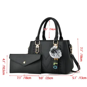 Detailansicht der schwarzen Handtasche mit V-Steppung, Geldbörse, Maßen und grauem Pompon
