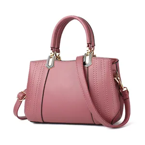 Handtasche aus Kunstleder in Altrosa mit Stickerei, Tragegriffen und goldenen Details