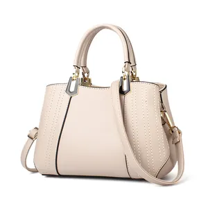 Elegante beige gesteppte Handtasche für Damen mit verstellbarem Gurt und Goldbeschlägen