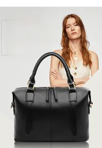 Détail du grand sac cabas en cuir noir avec fermeture éclair dorée et finitions chics