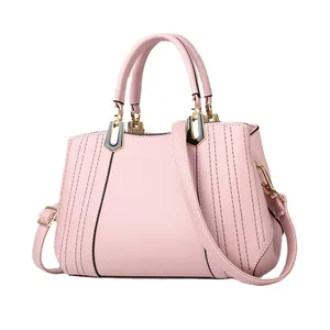 Modische hellrosa Handtasche mit goldenen Beschlägen und Tragegriffen für Damen