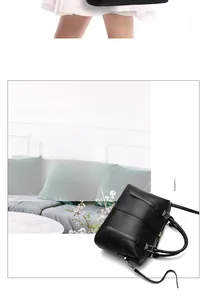 Détail du sac à main en cuir noir avec ferrures dorées et accents de sangles