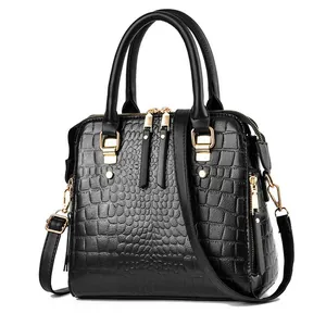 Elegante borsa tote nera con stampa coccodrillo, finiture dorate e tracolla rimovibile