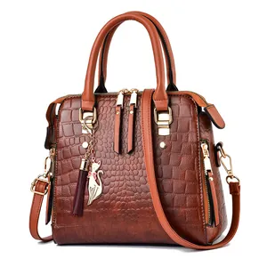 Elegante borsa a mano marrone testurizzata coccodrillo con nappa e oro metallo