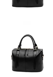 Détail du sac Boston noir mat avec fermetures éclair doubles et poignées renforcées