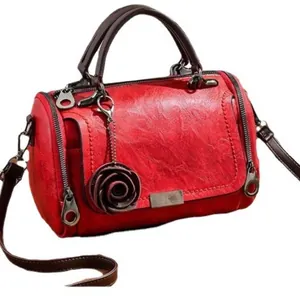 Sac polochon rouge rétro en cuir embossé avec pendentif rose et bandoulière réglable