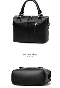 Vue détaillée du sac Boston noir montrant la base en cuir lisse et les ferrures dorées