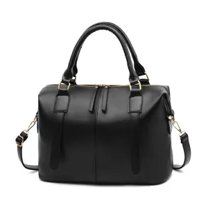 Sac à main Boston classique en cuir noir avec ferrures dorées et bandoulière