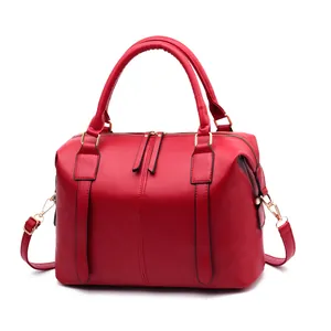 Sac à main Boston rouge classique en cuir texturé avec poignées et finitions dorées