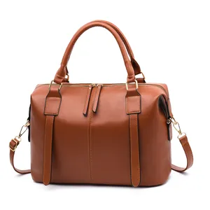 Sac Boston classique marron en cuir mat avec des finitions en métal doré élégantes