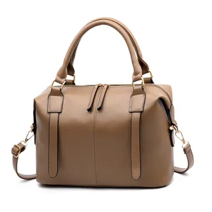Sac à main Boston en cuir marron avec détails dorés et bandoulière réglable sur fond blanc