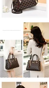 Détail du sac cabas marron vintage avec pendentif à glands et bandoulière