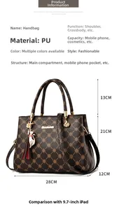 Vue détaillée des dimensions du sac à main avec charm chat et finitions dorées