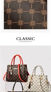 Détail macro du cuir monogramme avec breloque chat et pompon sur sac à main
