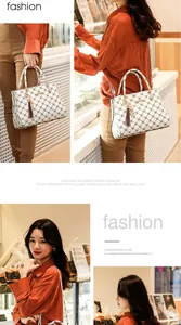 Détail du sac à main blanc à motif quadrillé avec pendentif à pampille rouge