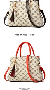 Détail de sacs fourre-tout imprimés avec glands décoratifs et logo de marque sur fond blanc