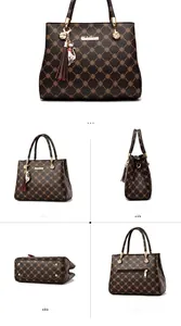 Vues multiples d'un sac cabas marron imprimé avec garniture dorée et breloque à pompon