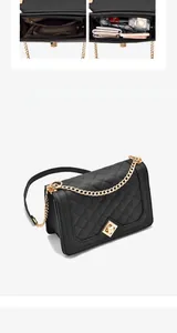 Détail du sac bandoulière matelassé noir avec chaîne dorée et poches intérieures