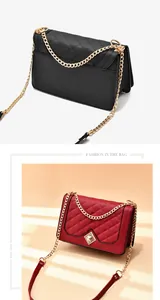 Détail de sacs à bandoulière matelassés noir et rouge avec chaîne dorée et fermoir losange