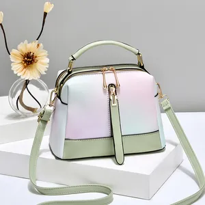 Borsa a bauletto sfumata macaron con trama a litchi e tracolla verde moda