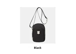 Dettaglio della borsa porta cellulare in nylon nero con scudo in metallo e doppie cerniere