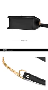 Détails du fond du sac en cuir noir et bandoulière avec chaîne dorée et clous argentés